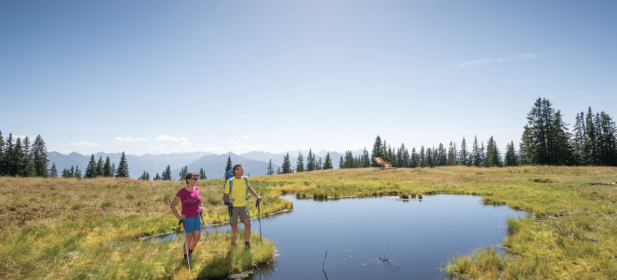 Paar beim Wandern - Pause an einem Almsee © Tourismusverband Radstadt/ Lorenz Masser