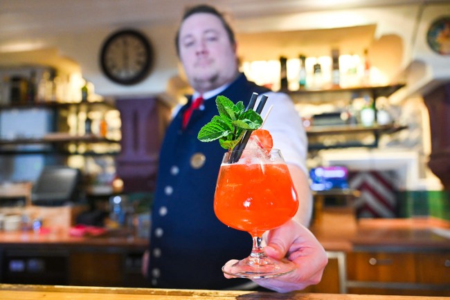 Cocktails genie&szlig;en im Sommer im Biergarten