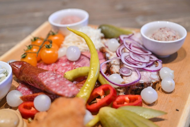 Herzhafte Jause im Biergarten genie&szlig;en