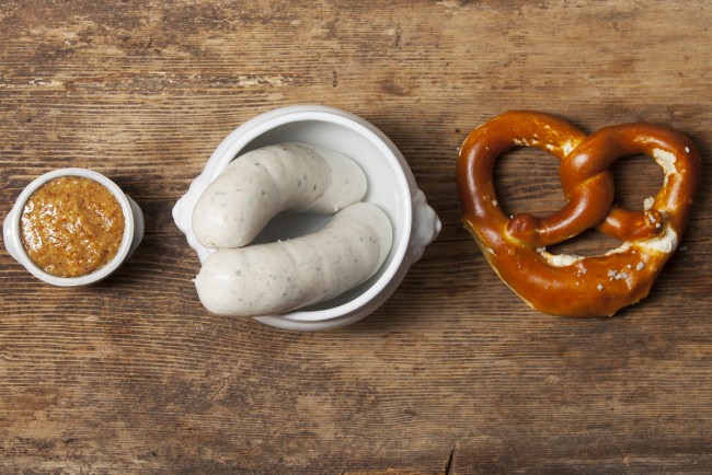 Weisswurst Fr&uuml;hst&uuml;ck im Biergarten 