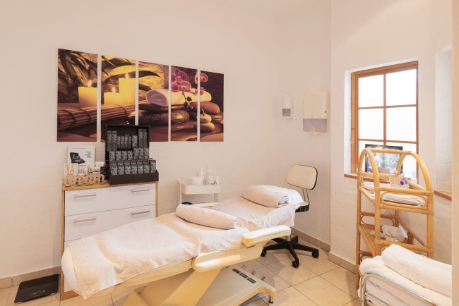 Cardioger&auml;t im Sporthotel Fitnessraum &copy; Shutterstock